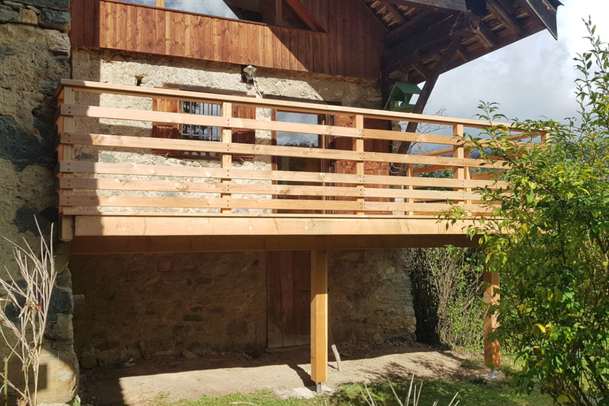 terrasse sur poteau en meleze et lames de terrasse en douglas